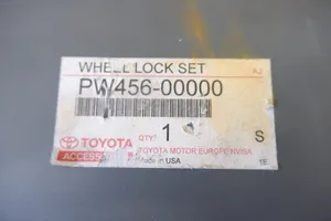Toyota Yaris XP210 Nakrętki kół zabezpieczające przed kradzieżą PW45600000