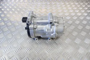 Toyota Yaris XP210 Ilmastointilaitteen kompressorin pumppu (A/C) 88370K0010