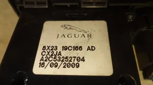 Jaguar XF USB-pistokeliitin 