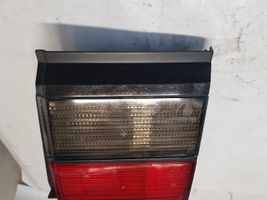 Volkswagen PASSAT B3 Lampy tylnej klapy bagażnika 357945108B