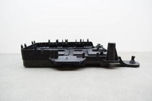 Volkswagen Jetta VI Support boîte de batterie 1K0915333