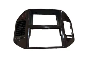 Mitsubishi Pajero Moldura de la unidad delantera de radio/GPS MR456373