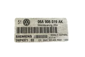 Volkswagen Golf IV Calculateur moteur ECU 06A906019AK