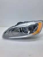 Volvo S60 Lampa przednia 31698828