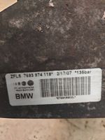 BMW 3 E90 E91 Vairo stiprintuvo siurblio tvirtinimo kronšteinas 7693974118