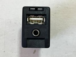 Toyota Auris E180 USB jungtis 