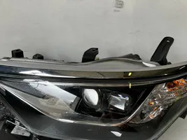 Toyota Auris E180 Lampa przednia 