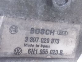 Volkswagen Polo III 6N 6N2 6NF Etupyyhkimen vivusto ja moottori 3397020373