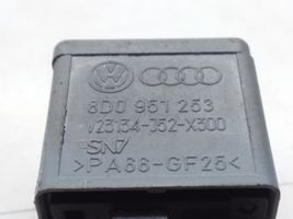 Volkswagen Golf VI Avarinių šviesų rėlė 8D0951253