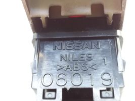 Nissan Versa Hätävilkkujen kytkin 06019