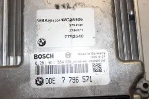 BMW X3 E83 Variklio valdymo blokas 7796571