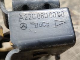 Mercedes-Benz CL C215 Konepellin lukituksen vastakappale A2208800060