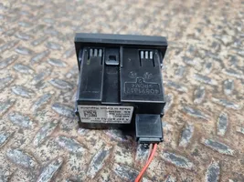 Mercedes-Benz A W177 USB-pistokeliitin A2478200301