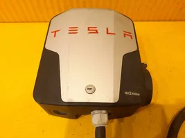 Tesla Model 3 Sähköauton latauspistoke 