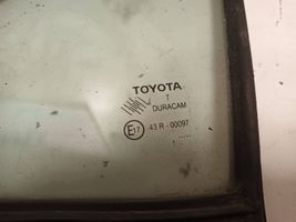 Toyota Yaris Szyba karoseryjna drzwi przednich e1743r00097