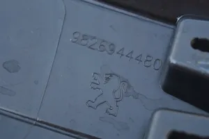 Peugeot 208 Tylna klapa bagażnika 9826944480