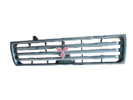 Mitsubishi Pajero Maskownica / Grill / Atrapa górna chłodnicy 