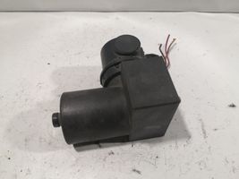 Volkswagen PASSAT B2 Keskuslukituksen alipainepumppu 443862257A