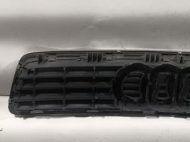 Audi A4 S4 B5 8D Maskownica / Grill / Atrapa górna chłodnicy 