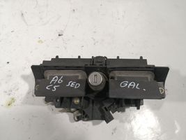 Audi A6 S6 C5 4B Support extérieur, poignée de porte de hayon 4B0827565H