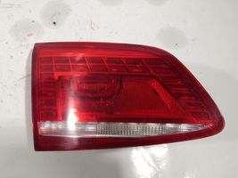 Volkswagen PASSAT B7 Lampy tylnej klapy bagażnika 