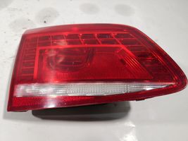 Volkswagen PASSAT B7 Lampy tylnej klapy bagażnika 