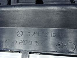 Mercedes-Benz E W211 Revestimiento de puerta delantera A2117202071