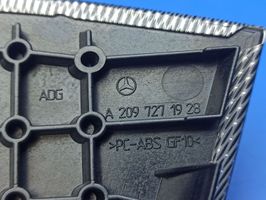 Mercedes-Benz CLK A209 C209 Moldura del interruptor de la ventana de la puerta delantera A2097271928