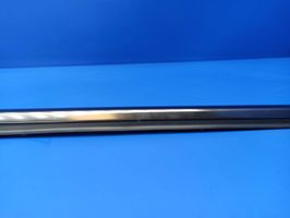 Mercedes-Benz E W211 Rivestimento modanatura del vetro della portiera posteriore A2117350565