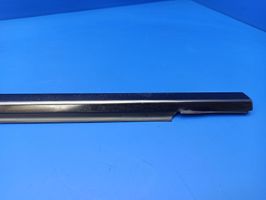 Mercedes-Benz E W211 Rivestimento modanatura del vetro della portiera anteriore A2117250565