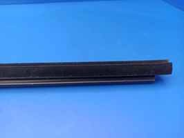 Mercedes-Benz E W211 Rivestimento modanatura del vetro della portiera anteriore A2117250165