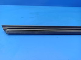 Mercedes-Benz E W211 Rivestimento modanatura del vetro della portiera anteriore A2117250165