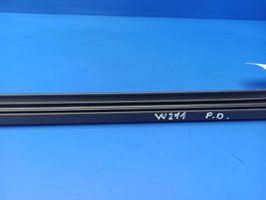 Mercedes-Benz E W211 Rivestimento modanatura del vetro della portiera anteriore A2117250165