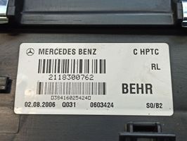 Mercedes-Benz CLS C219 Carcasa de montaje de la caja de climatización interior 2118300762