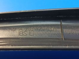 Mercedes-Benz C W203 Rivestimento modanatura del vetro della portiera anteriore A2037250371