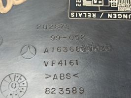 Mercedes-Benz ML W163 Rivestimento vano piedi laterale A1636800739