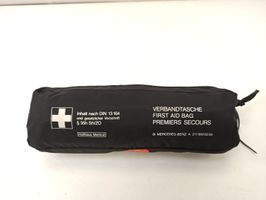 Mercedes-Benz CLS C219 Trousse de premiers secours A2118600250