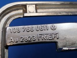 Mercedes-Benz E W123 Cache de poignée de porte arrière 1087660611