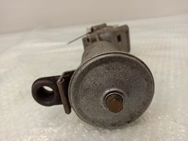 Mercedes-Benz E W123 Supporto di montaggio del filtro dell’olio 1021800111