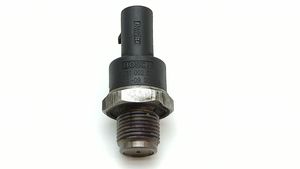 Mercedes-Benz E W211 Sensor de presión de combustible 0281002504