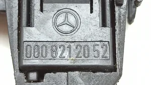 Mercedes-Benz 250 280 C CE W114 Takaluukun/tavaratilan luukun avauskytkin 0008212052