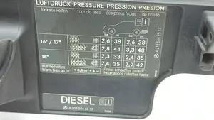 Mercedes-Benz E W212 Bouchon, volet de trappe de réservoir à carburant A0005846517