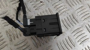 Ford Focus USB-pistokeliitin HS7T-14F014-AD