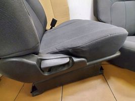 Mitsubishi Endeavor Fotele / Kanapa / Komplet 