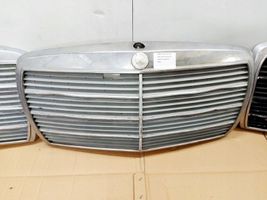 Mercedes-Benz W123 Grille calandre supérieure de pare-chocs avant 