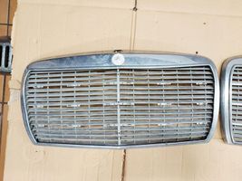 Mercedes-Benz W123 Grille calandre supérieure de pare-chocs avant 