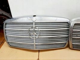 Mercedes-Benz W123 Grille calandre supérieure de pare-chocs avant 