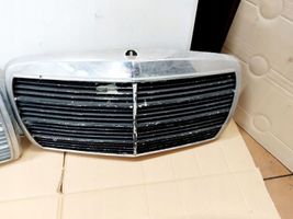 Mercedes-Benz W123 Grille calandre supérieure de pare-chocs avant 