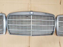 Mercedes-Benz W123 Grille calandre supérieure de pare-chocs avant 