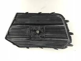 Audi Q3 8U Etupuskurin alempi jäähdytinsäleikkö 8U0807682Q